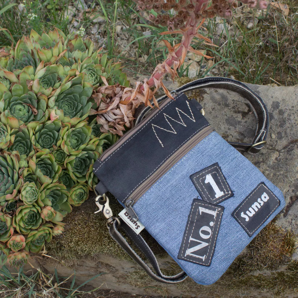 Sunsa Umhängetasche aus recycelter Jeans & Canvas blau/schwarz