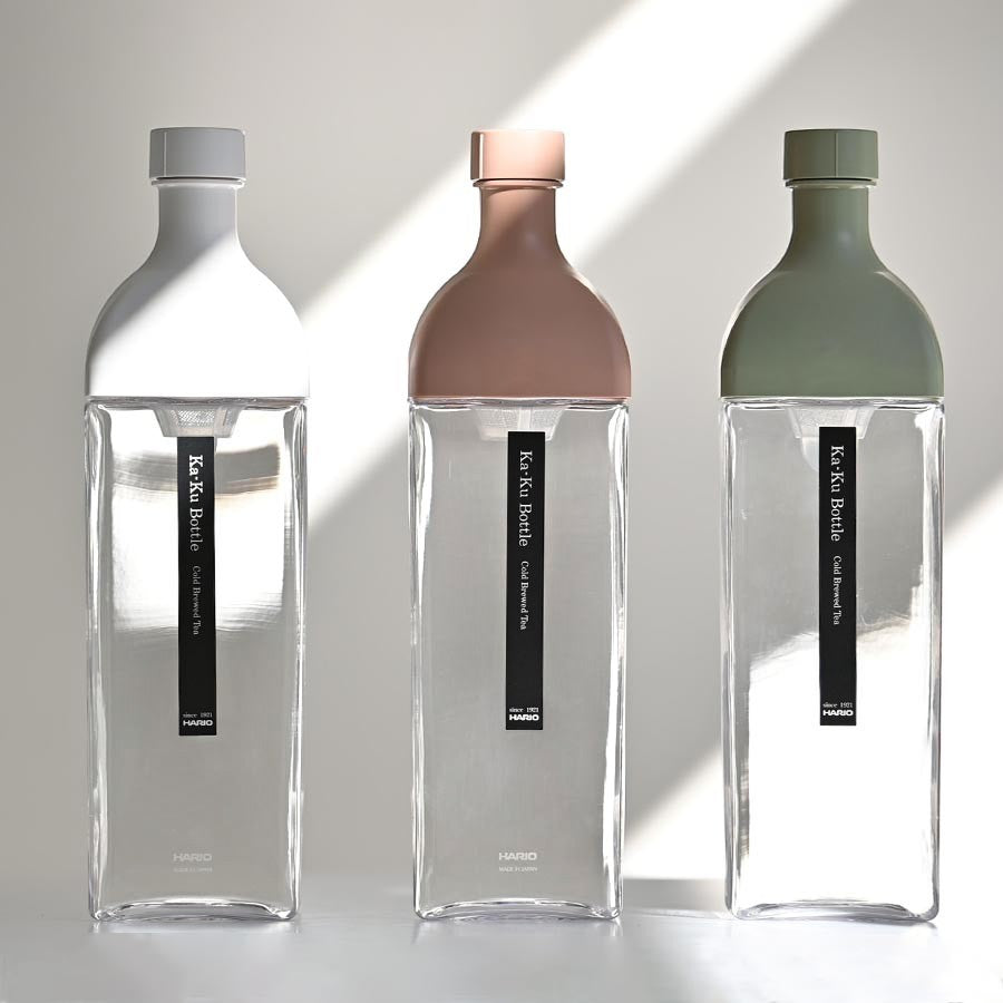 HARIO Kaltbrüh Teeflasche mit Filter 1200 ml Weiß, Rosa und Grün. Klare Kunststoffflasche mit farbigem Deckel und integriertem Filter für Cold Brew Tee.