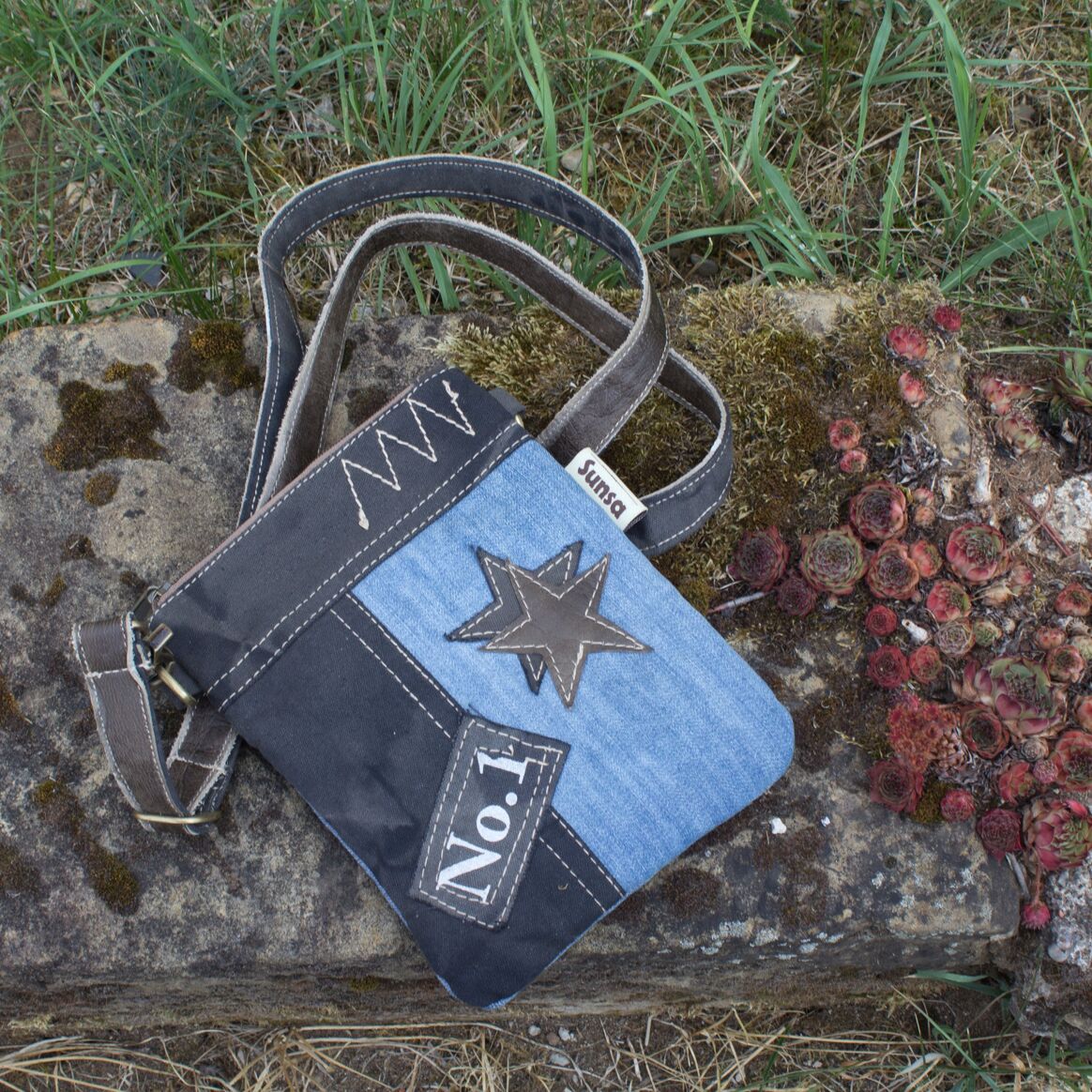 Sunsa Umhängetasche aus recycelter Jeans & Canvas blau/schwarz