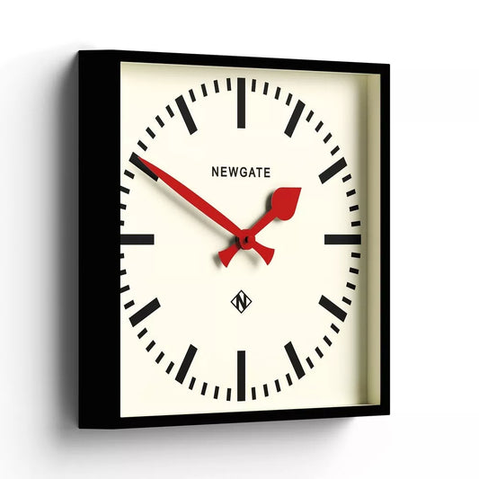 Newgate Wanduhr – mit roten Zeigern