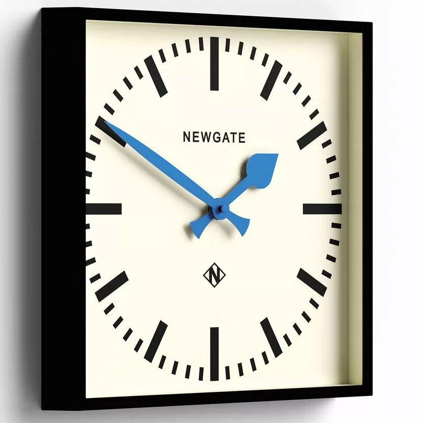 Newgate Wanduhr Square mit blauen Zeigern