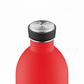 whb-superb 24Bottles Urban Trinkflasche aus rotem Edelstahl mit schwarzem Verschluss und Logo-Prägung