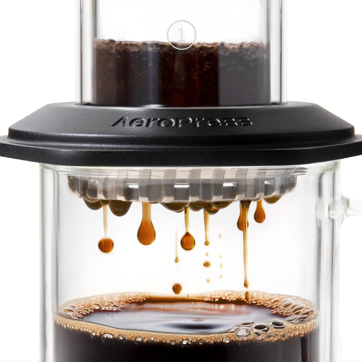whb-superb AeroPress Premium Kaffeepresse aus Borosilikatglas und Edelstahl beim Brühvorgang mit schwarzem Kaffee.