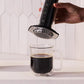 whb-superb AeroPress Premium Kaffeepresse aus Glas und Edelstahl in Schwarz beim Brühen über einer Kaffeetasse