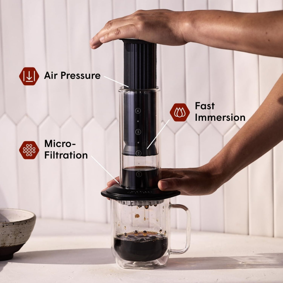 whb-superb AeroPress Premium Kaffeepresse aus Glas und Edelstahl in Schwarz bei der Kaffeezubereitung