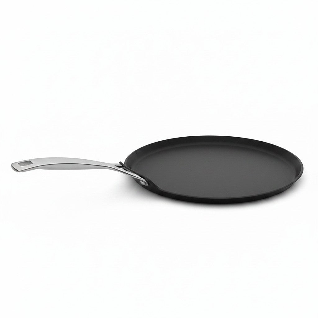 whb-superb LE CREUSET Aluminium-Antihaft Crêpespfanne 28 cm in Anthrazit mit silbernem Stielgriff für alle Herdarten