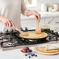whb-superb Le Creuset Aluminium-Crêpespfanne 28 cm in Anthrazit bei der Zubereitung von Crêpes auf dem Herd