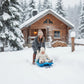 whb-superb blauer Kunststoff-Bobschlitten Race mit Bremshebeln, genutzt von Mutter und Kind im verschneiten Winter