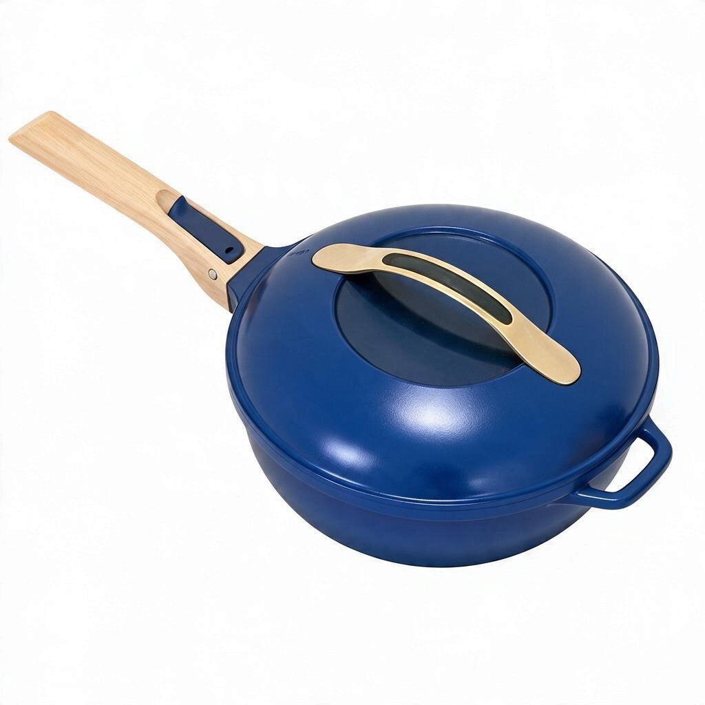whb-superb COOKUT 8-in-1-Pfanne in Saphirblau mit abnehmbarem Holzgriff und passendem Deckel auf weißem Hintergrund