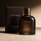 whb-superb Dolce & Gabbana Pour Homme Intenso Eau de Parfum Flakon mit schwarzer Verpackung auf steinigem Untergrund