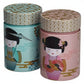 Zwei whb-superb EigenArt Little Geisha Teedosen in Blau und Rosa mit traditionellem japanischem Motiv für 150g Tee.