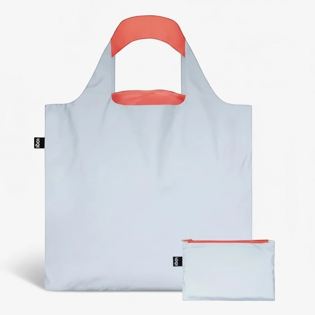 whb-superb Einkaufstasche aus recyceltem Taffeta in Hellgrau mit neonorangen Henkeln, faltbar und reflektierend.