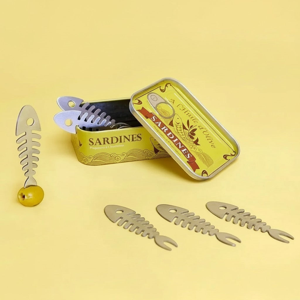whb-superb Balvi Aperitif-Gabeln aus Edelstahl in Fischgrätenform mit einer dekorativen Sardinendose im Retrodesign