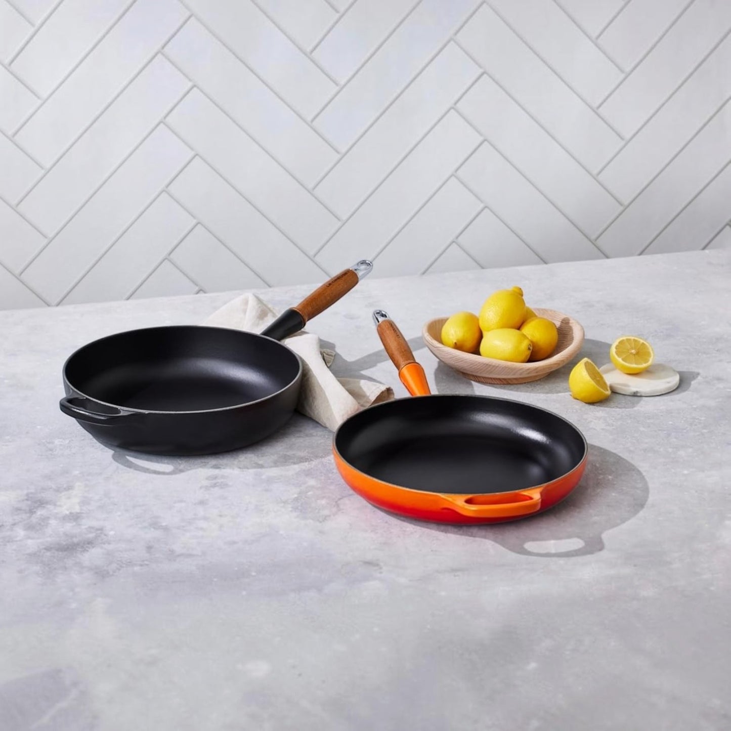 whb-superb Gusseisen Bratpfanne 28 cm in Ofenrot mit Holzgriff, für Induktion geeignet