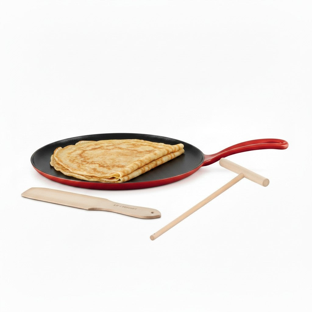 whb-superb LE CREUSET Gusseisen-Crêpespfanne in Rot mit schwarzer Emaillierung, Holzschieber und Teigverteiler
