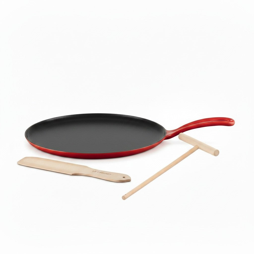 whb-superb LE CREUSET Gusseisen-Crêpespfanne in Rot mit schwarzer Emaillierung und Holzschieber für Induktion
