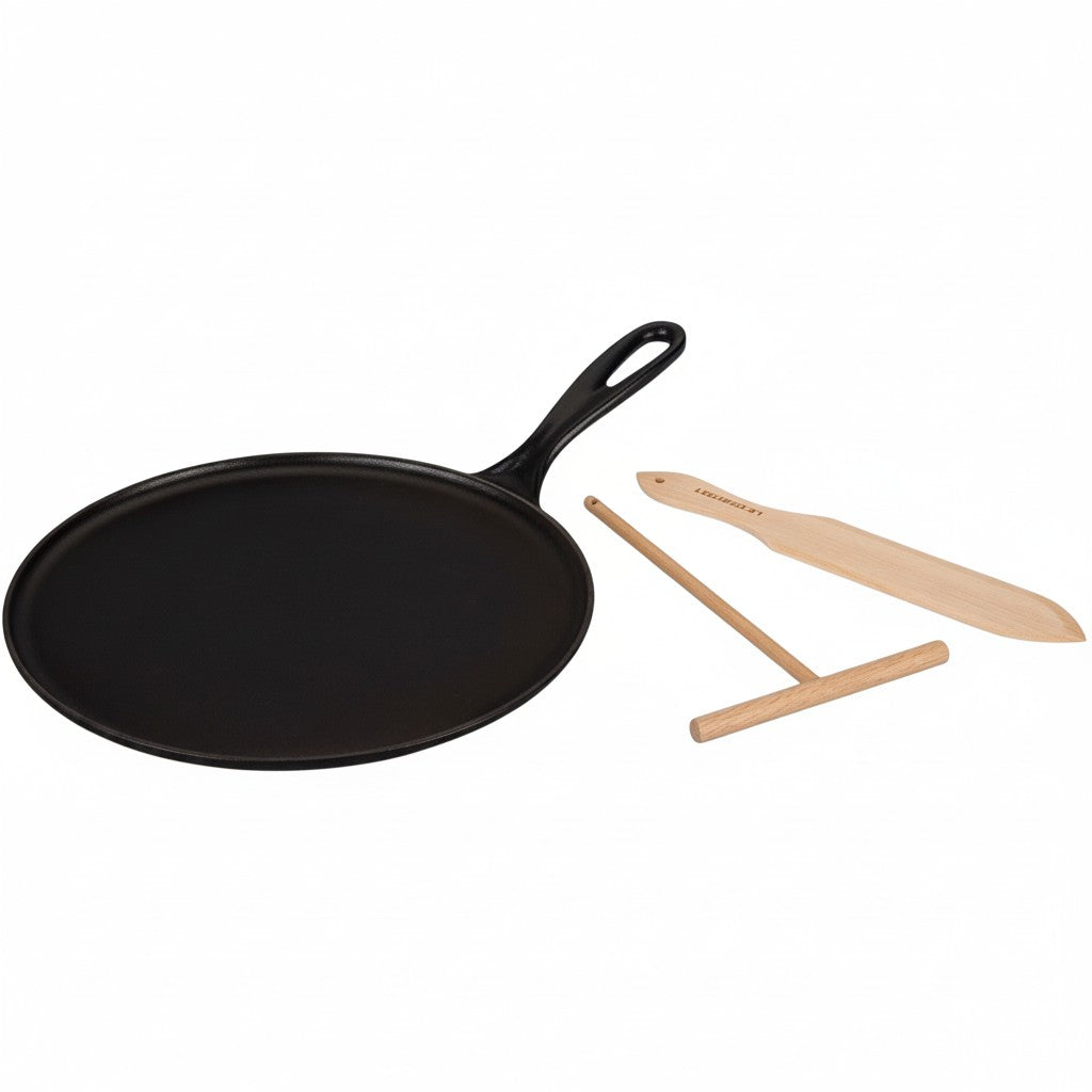 whb-superb Le Creuset Gusseisen-Crêpespfanne in Schwarz mit Holzschieber und Teigverteiler für perfekte Crêpes.