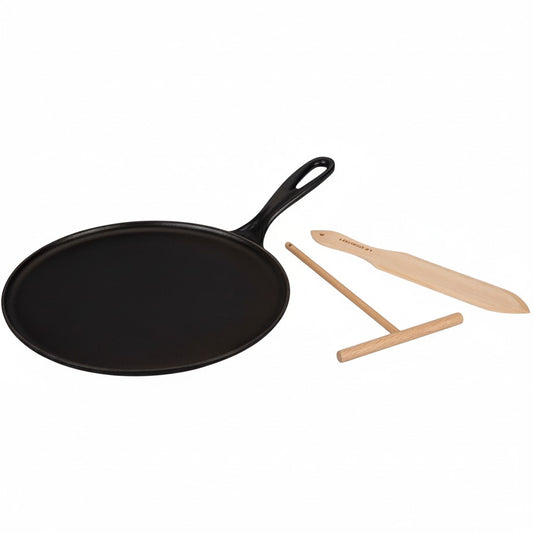 whb-superb Le Creuset Gusseisen-Crêpespfanne in Schwarz mit Holzschieber und Teigverteiler für perfekte Crêpes.