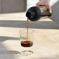 whb-superb Hario Cold Brew Weinflasche aus Glas beim Einschenken von Kaffee in ein Glas