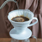 whb-superb HARIO V60 Kaffeefilter aus weißem Polypropylen Größe 02 beim Aufgießen von heißem Wasser