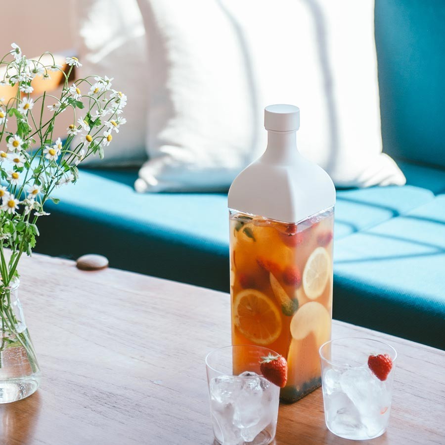 HARIO Kaltbrüh Teeflasche 1200 ml Weiß mit Früchten und Eis, ideal für erfrischende Getränke