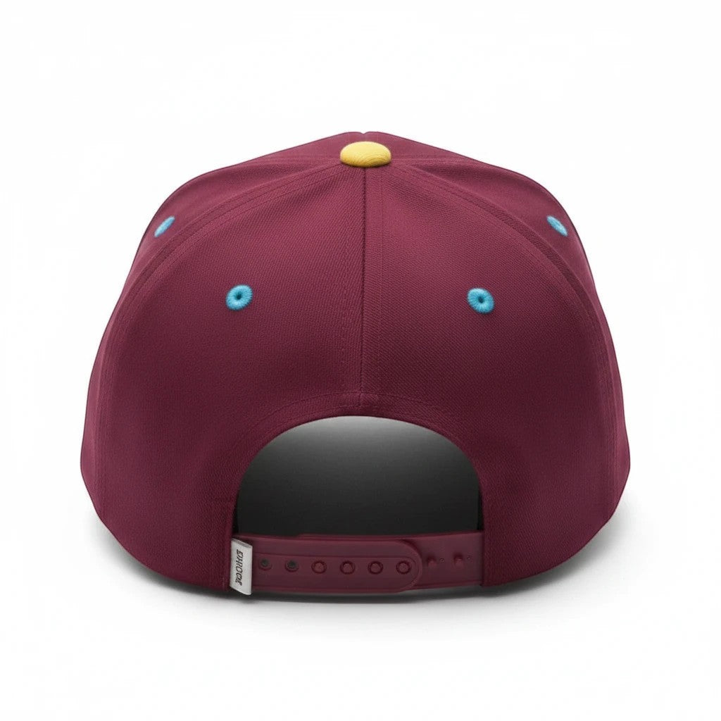 whb-superb Kinder Snapback Cap in Weinrot mit gelbem Knopf und hellblauen Ziernähten, verstellbarer Verschluss