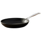 whb-superb LE CREUSET Aluminium-Antihaft Pfanne 28 cm in Anthrazit mit genietetem Stiel auf Holztisch