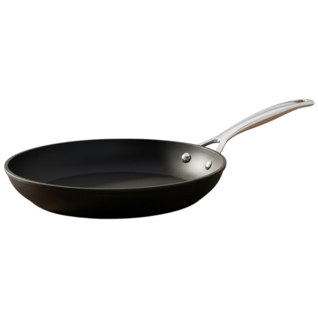whb-superb LE CREUSET Aluminium-Antihaft Pfanne 28 cm in Anthrazit mit genietetem Stiel auf Holztisch
