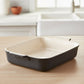 whb-superb Le Creuset rechteckige Auflaufform aus Steinzeug in Meringue auf einem Holztisch in der Küche