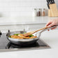 whb-superb LE CREUSET 3-ply PLUS Edelstahlpfanne 30 cm beim Anbraten von Hähnchen auf einem Induktionsherd