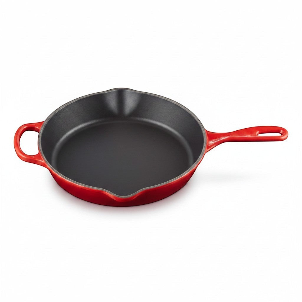 Le Creuset Signature Gusseisen-Bratpfanne 26 cm in Kirschrot von whb-superb mit Hilfsgriff und schwarzer Emaillierung