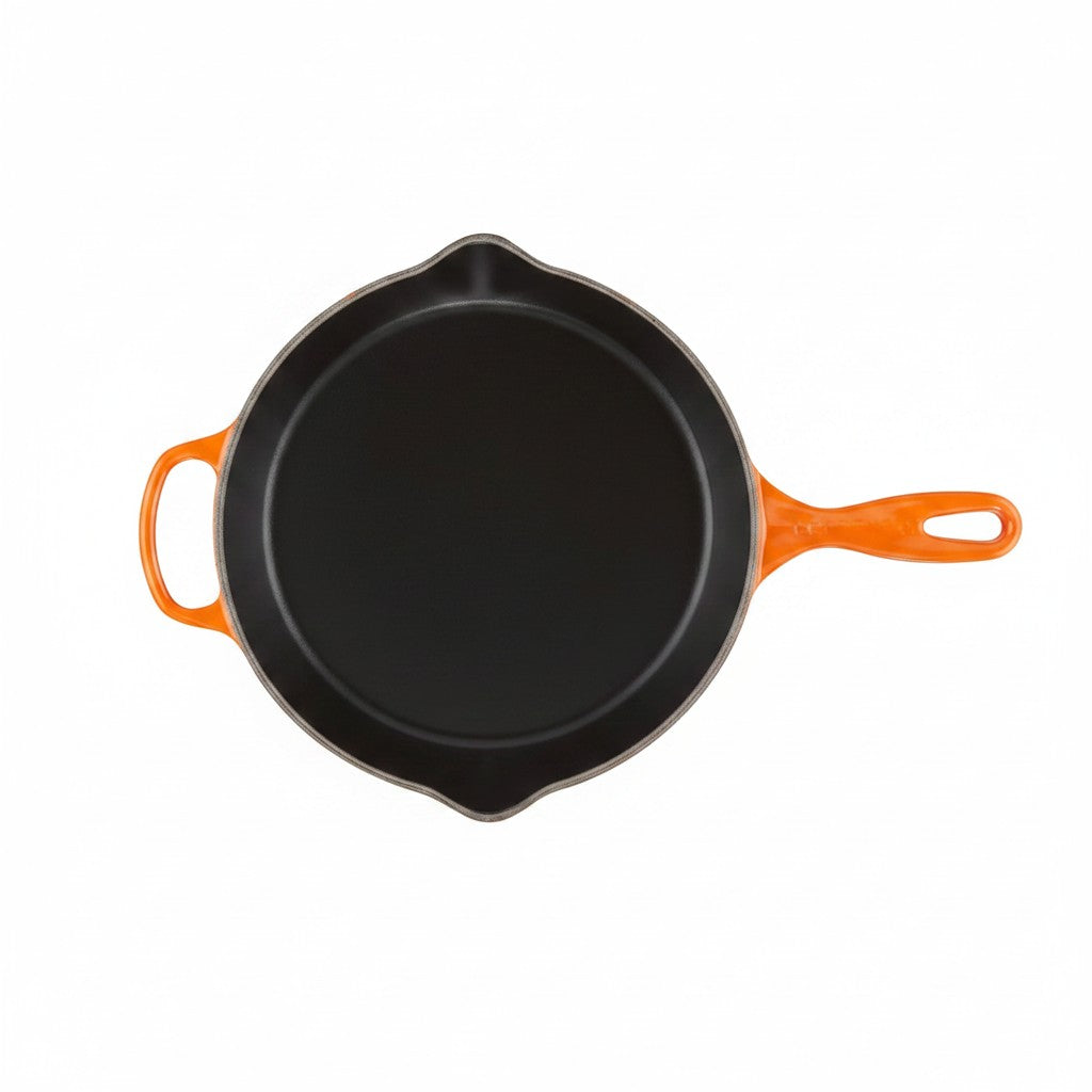 Le Creuset Signature Gusseisen-Bratpfanne in Ofenrot, 26 cm, von whb-superb mit schwarzer Innenbeschichtung.
