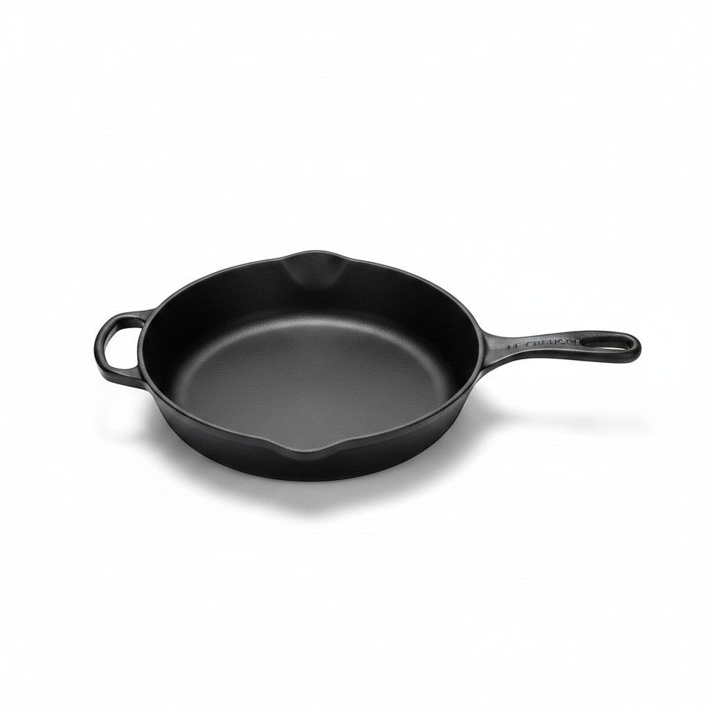 whb-superb Le Creuset Gusseisen Bratpfanne 26 cm in Schwarz matt, emailliert und induktionsgeeignet.