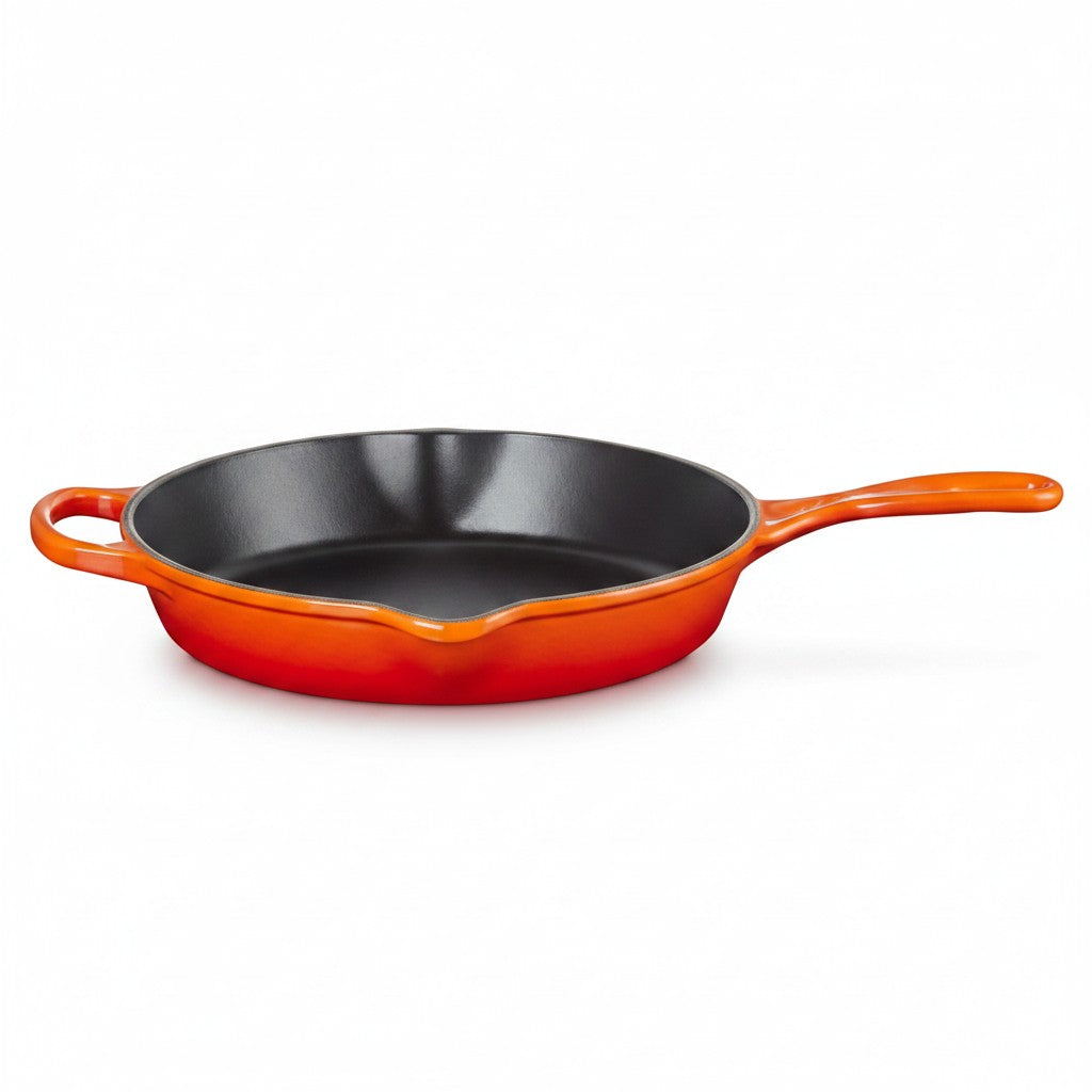 Le Creuset Signature Gusseisen-Bratpfanne 26 cm in Ofenrot von whb-superb mit Hilfsgriff und schwarzer Innenseite
