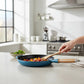 Le Creuset Signature Gusseisen Bratpfanne 28 cm Deep Teal mit Holzgriff, ideal zum Braten