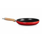 whb-superb LE CREUSET Signature Gusseisen-Bratpfanne in Kirschrot mit Holzgriff und schwarzer Emaille-Beschichtung