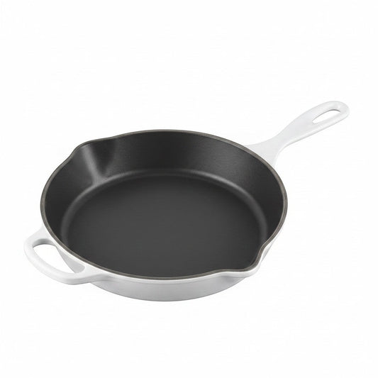whb-superb Le Creuset Gusseisen-Bratpfanne 26 cm in Meringue, induktionsgeeignet mit schwarzer Innenbeschichtung
