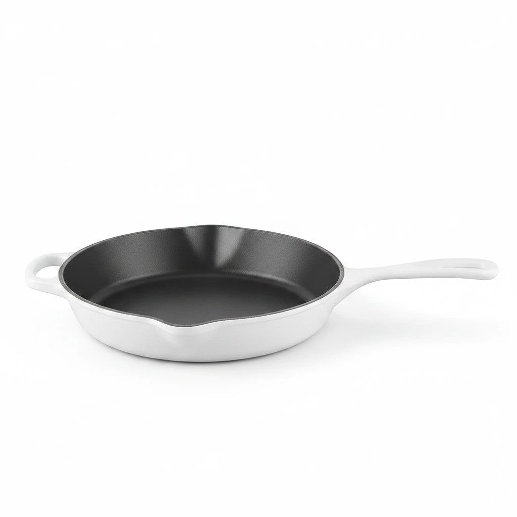 Le Creuset Gusseisen-Bratpfanne 26 cm in Meringue von whb-superb mit schwarzer Emaillierung für Induktion