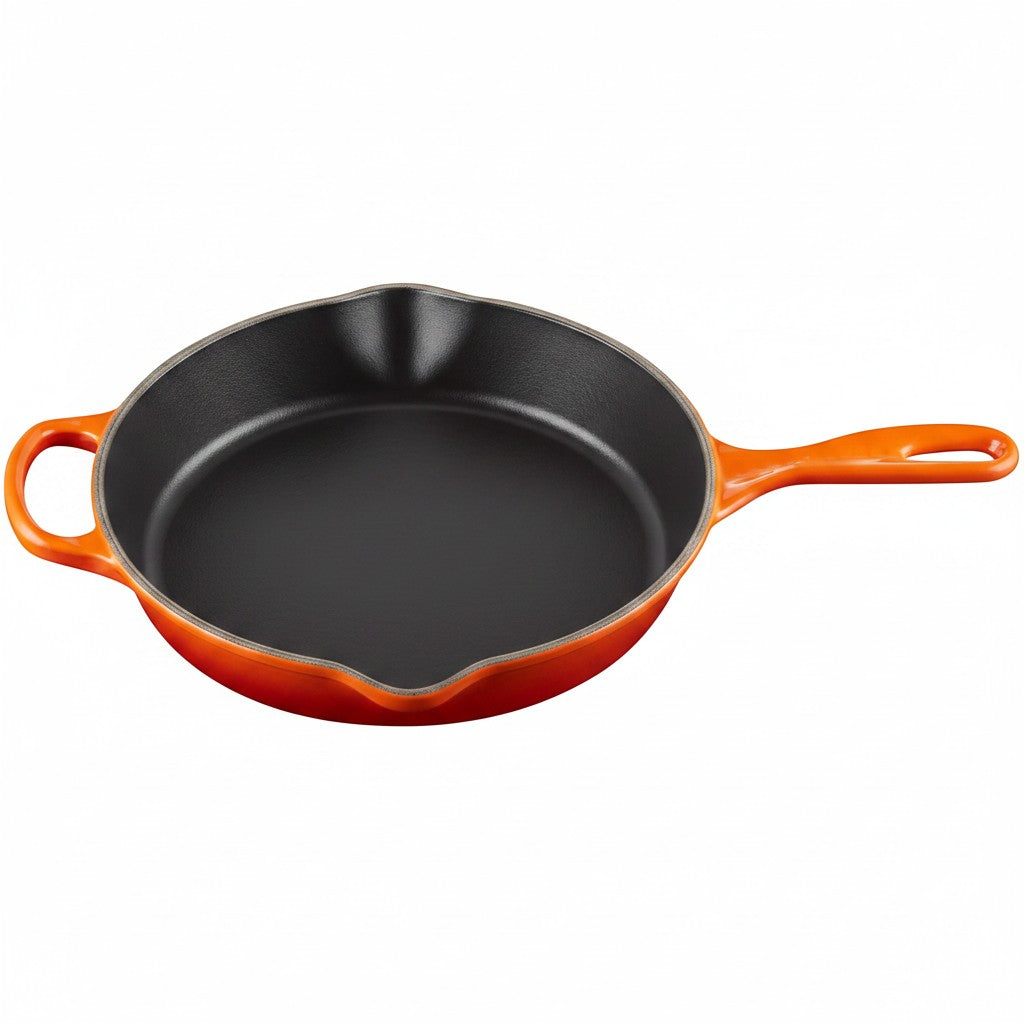 Le Creuset Signature Gusseisen-Bratpfanne in Ofenrot, 26 cm, von whb-superb mit schwarzer Innenbeschichtung.