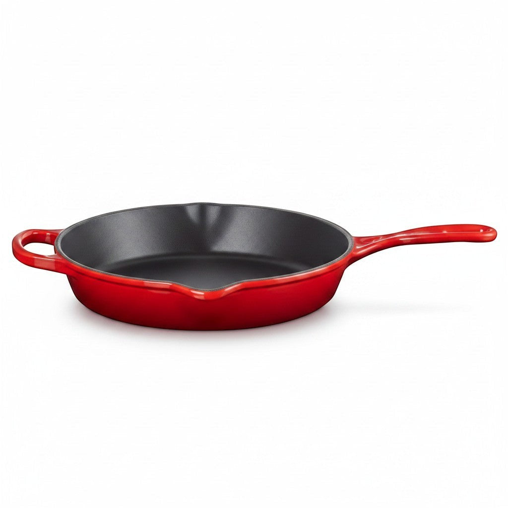 Le Creuset Signature Gusseisen-Bratpfanne 26 cm in Kirschrot von whb-superb mit Hilfsgriff und Ausgießnasen.