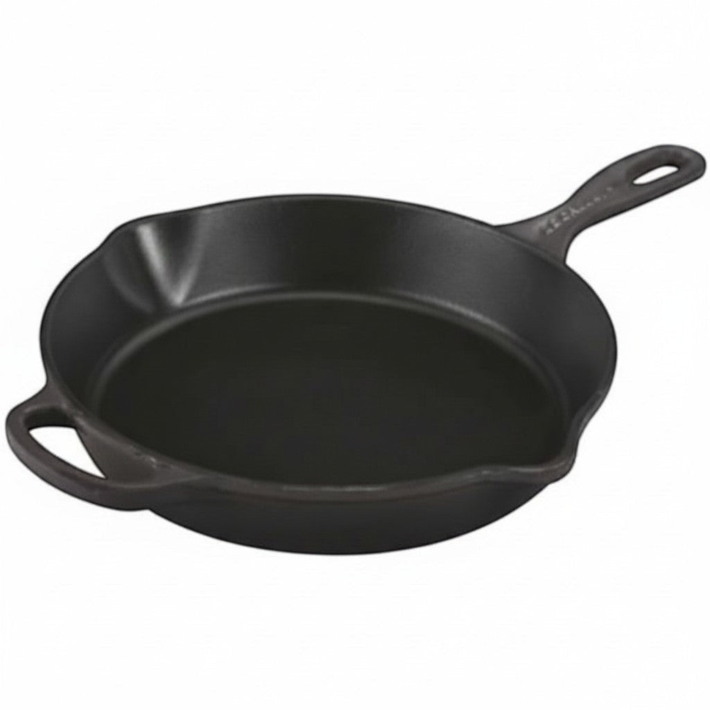 whb-superb Le Creuset Gusseisen Bratpfanne 26 cm in Schwarz matt, emailliert und induktionsgeeignet.