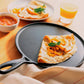 whb-superb Le Creuset Gusseisen-Crêpespfanne in Schwarz mit frisch zubereitetem Crêpe auf einem Holztisch