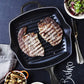 whb-superb Le Creuset quadratische Gusseisen-Grillpfanne 26 cm in Mattschwarz mit gebratenen Steaks