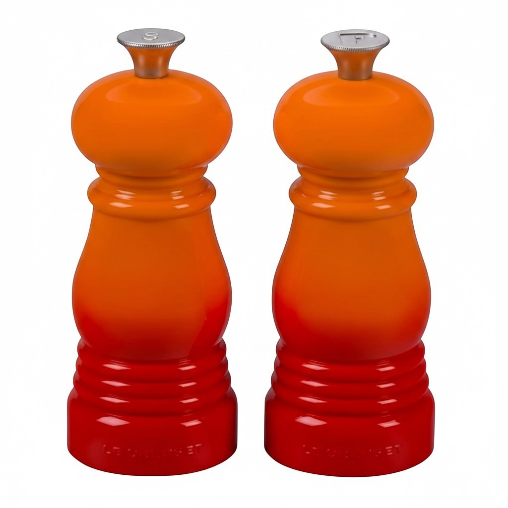 whb-superb Le Creuset Salz- und Pfeffermühlen-Set in Ofenrot aus ABS-Kunststoff mit einstellbarem Keramik-Mahlwerk.