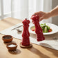 whb-superb Le Creuset Salz- und Pfeffermühlen Set in Kirschrot aus ABS-Kunststoff mit Keramikmahlwerk auf Holztisch