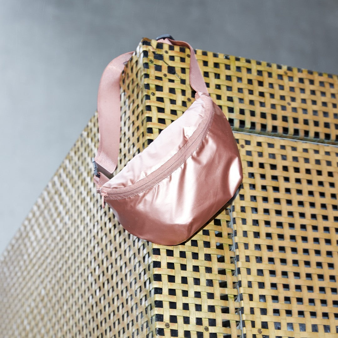whb-superb LOQI Bauchtasche in glänzendem Roségold aus wasserabweisendem Polyester mit verstellbarem Gurt