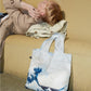 whb-superb LOQI Einkaufstasche aus recyceltem Taft mit blauem Fuji from Gotenyama Motiv neben einer liegenden Person