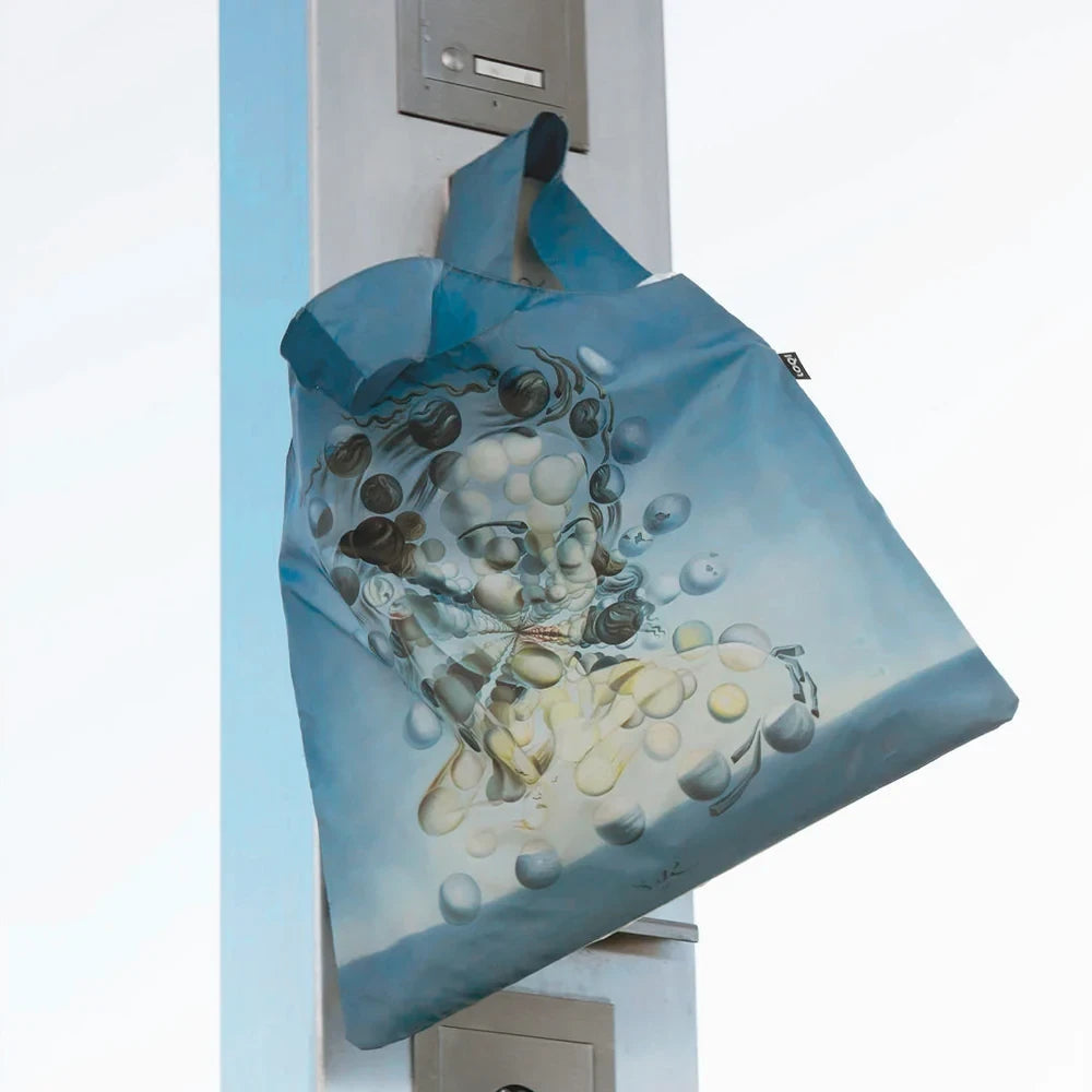 whb-superb LOQI Tasche aus recyceltem Polyester mit Salvador Dali Galatea of the Spheres Motiv in Blautönen
