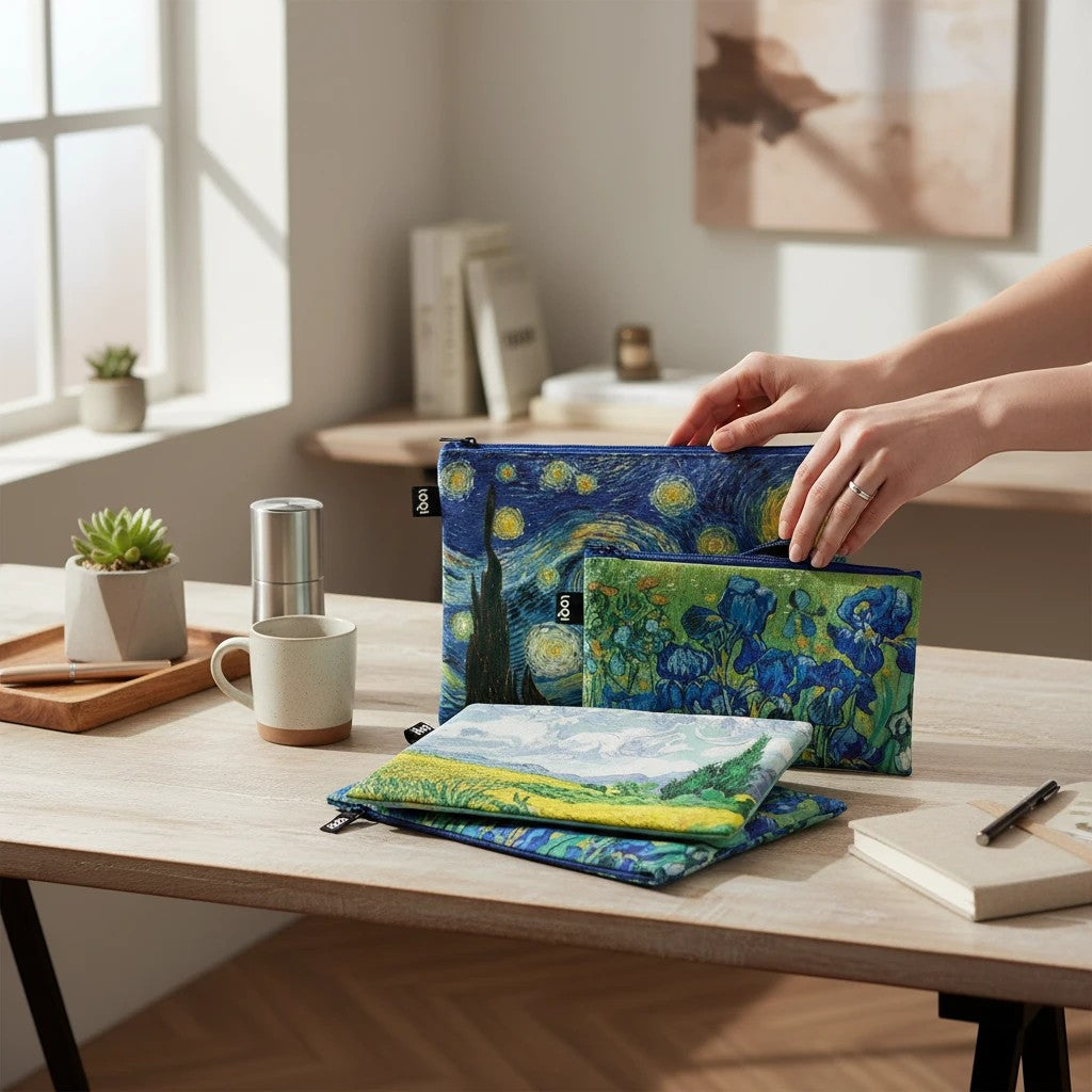 whb-superb LOQI Zip Pockets 3er Set mit Van Gogh Motiven aus recyceltem Taft auf einem Holztisch