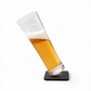 whb-superb silwy Magnet-Bierglas aus Kristall mit Nano-Gel-Untersetzer in schräger Position auf weißem Hintergrund